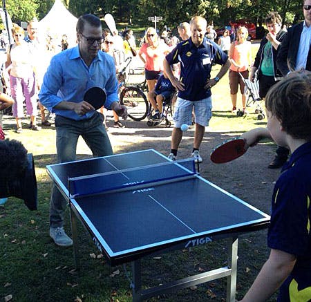 Prins Daniel fik også prøvet kræfter med bordtennis.