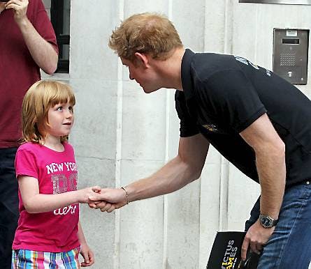 Prins Harry hilser på royal fan ved BBC i London.