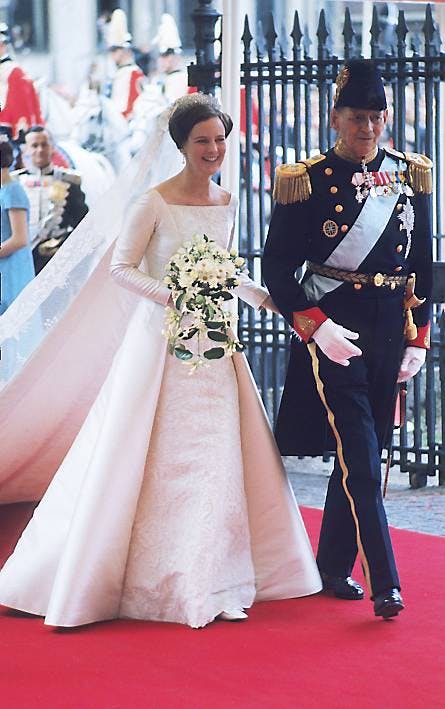 Prinsesse Margrethe og kong Frederik ankommer til Holmens Kirke ved brylluppet mellem prinsessen og grev Henri de Monpezat den 10. juni 1967.