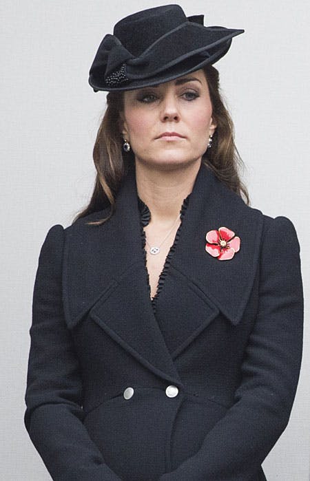 Hertuginde Catherine i sin lange sorte Alexander McQueen-frakke på ”Remembrance Day”.