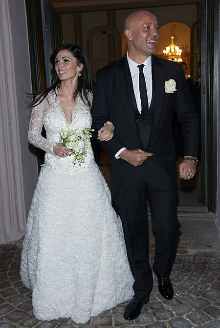 RikkeMaija og René Dif lykkelige ved deres bryllup på Holckenhavn Slot.