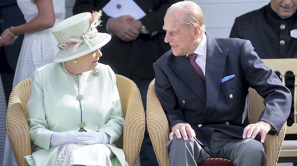 Dronning Elizabeth og prins Philip til polo-event i Berkshire.