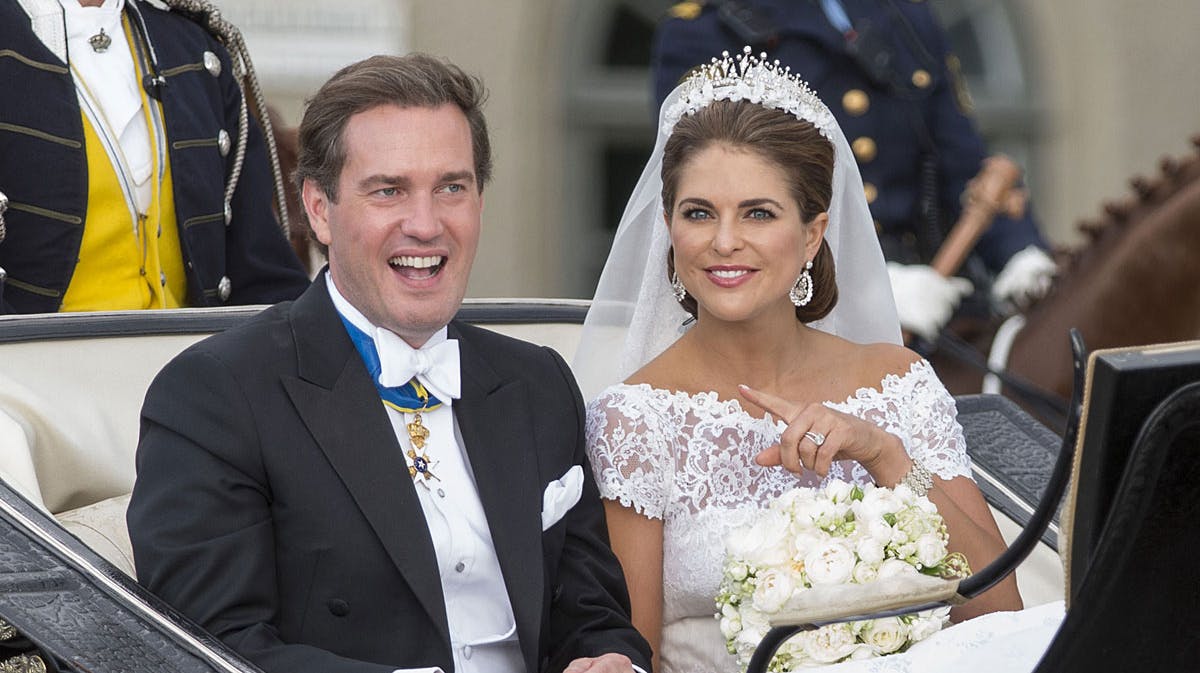 Chris O'Neil og prinsesse Madeleine stråler af lykke i kareten.