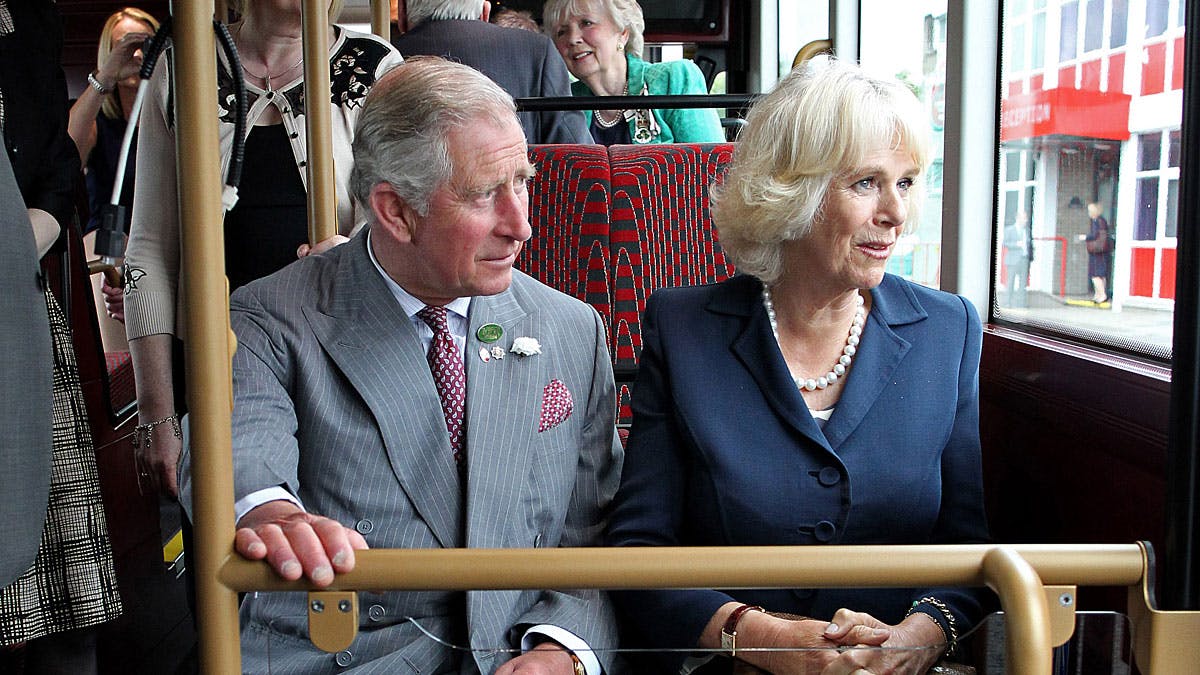 Prins Charles hertuginde Camilla af Cornwall kører bus offentligt transport