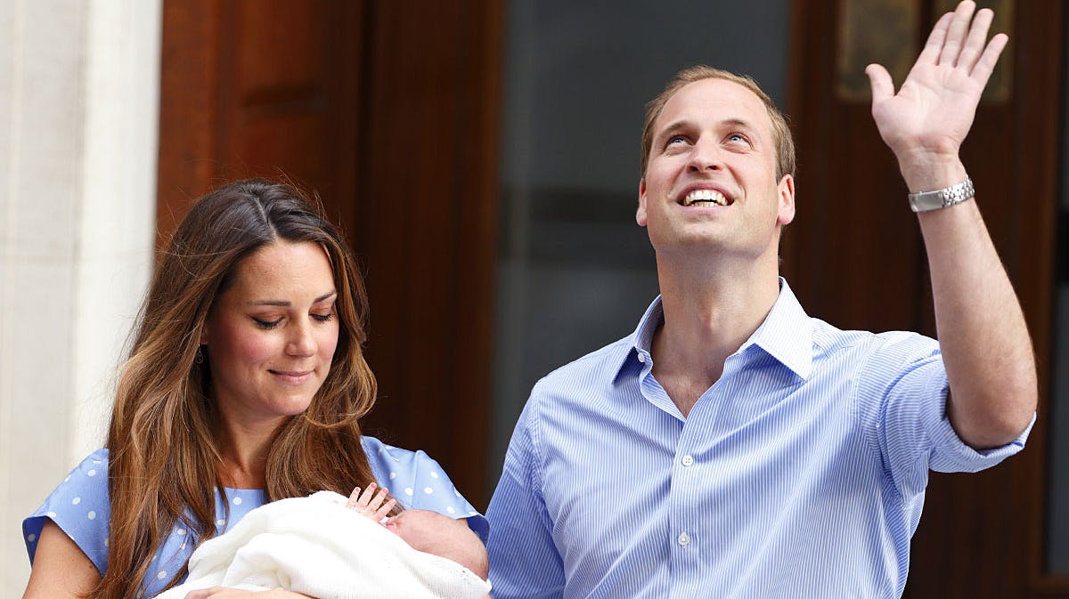 Hertuginde Catherine og prins William med prins George.
