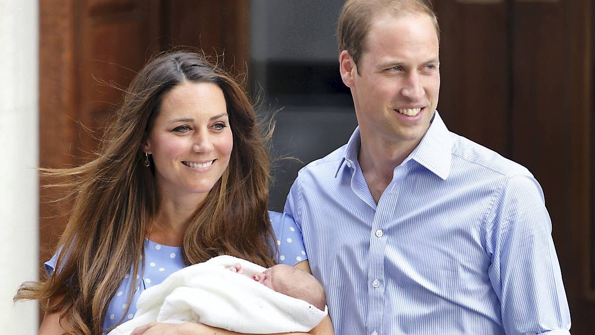 Hertuginde Catherine og prins William med sønnen prins George.