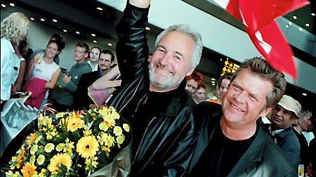 Danmarks Eurovision-helte Brødrene Olsen vandt i 2000 med &quot;Fly on the wings of love&quot;. &quot;Smuk som et stjerneskud hed sangen på dansk&quot;.