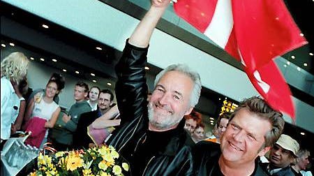 Danmarks Eurovision-helte Brødrene Olsen vandt i 2000 med "Fly on the wings of love". "Smuk som et stjerneskud hed sangen på dansk".