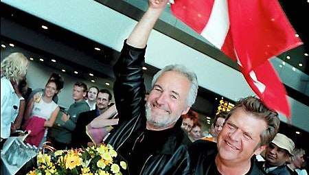 Danmarks Eurovision-helte Brødrene Olsen vandt i 2000 med &quot;Fly on the wings of love&quot;. &quot;Smuk som et stjerneskud hed sangen på dansk&quot;.