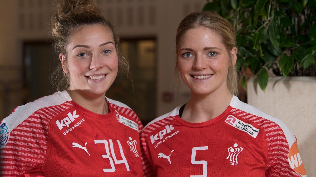 Rikke Iversen og Sarah IversenSom efternavnet antyder er håndboldspillerne Rikke Iversen og Sarah Iversen søstre. 28-årige Rikke fik debut på landsholdet i 2017, mens 31-årige Sarah, som blev mor i begyndelsen af 2021, har været med på landsholdet siden 2015.