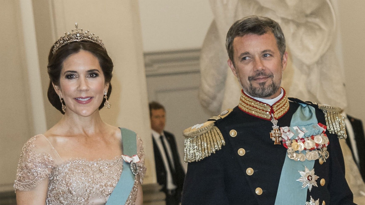SE BILLEDERNE: Kronprinsesse i smuk og elegant stil til Frederiks 50-års fest | BILLED-BLADET
