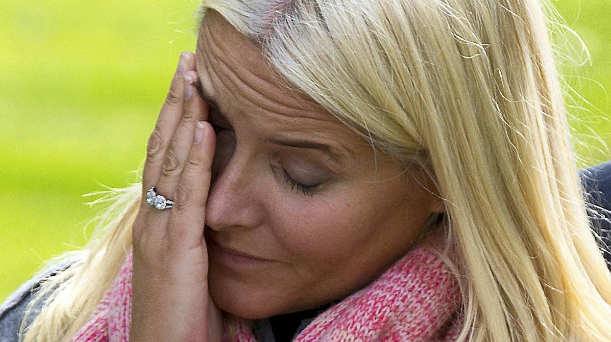 Mette-Marit har smerter.