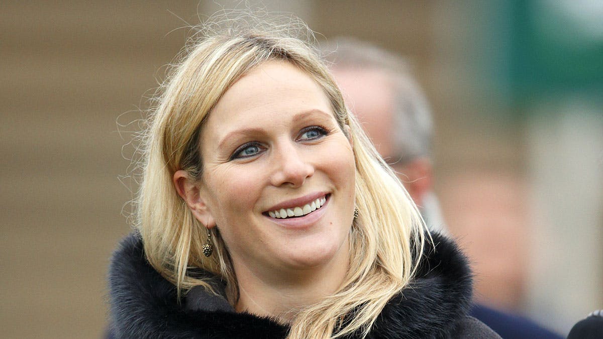 Højgravid Zara Tindall viser maven