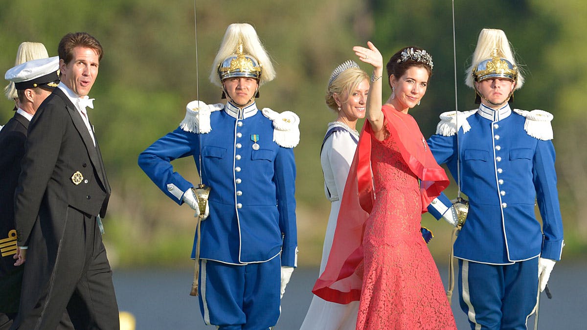 kronprinsesse Mary og kronprinsesse marie Chantal med kronprins Frederik og kroprins Pavlos bag ved