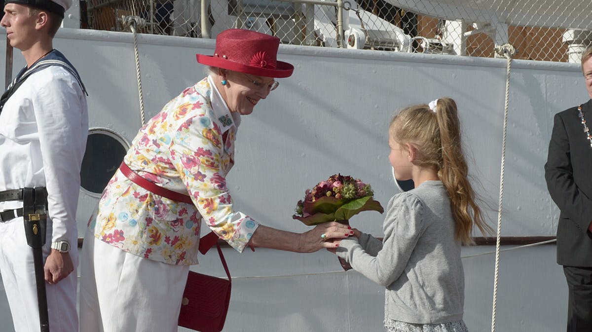 Dronning Margrethe modtager blomster af otteårige Mie på havnen.