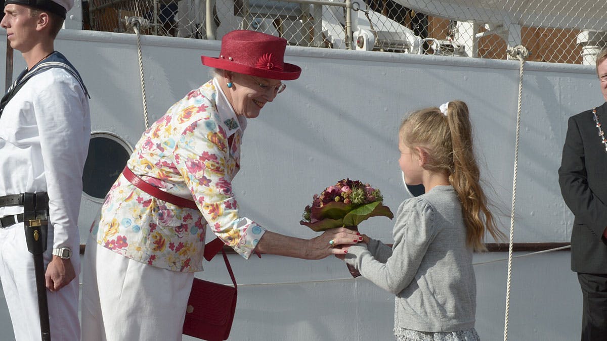 Dronning Margrethe modtager blomster af otteårige Mie på havnen.