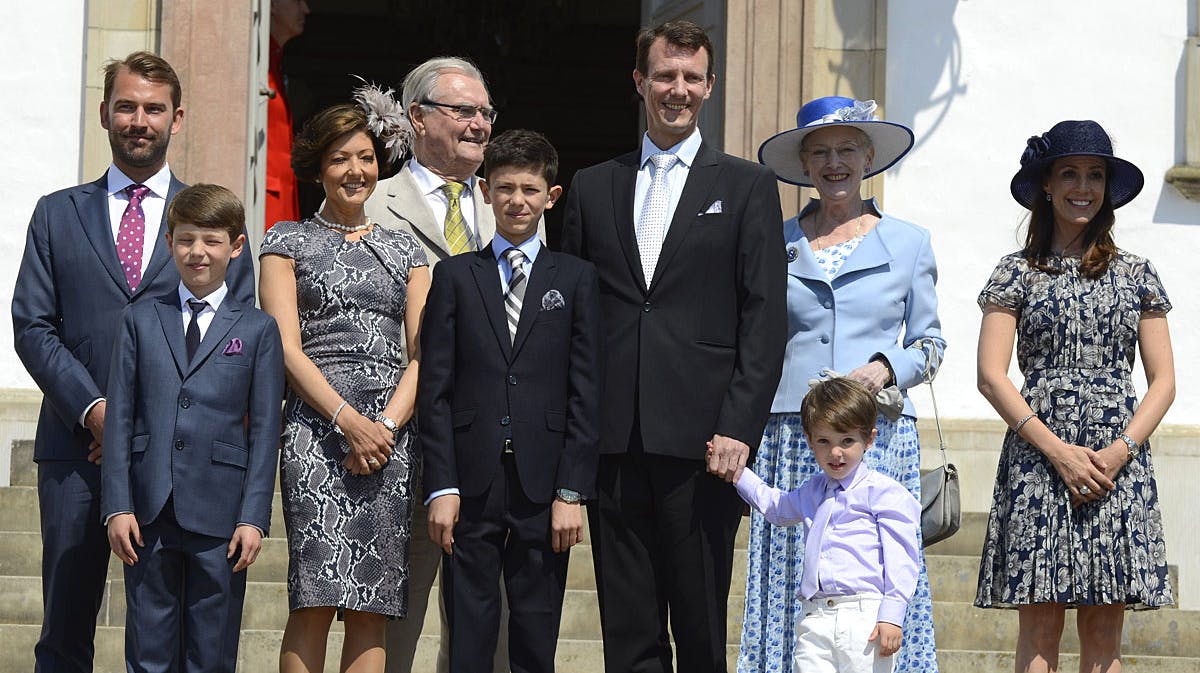 Prins Nikolai omgivet af sin nærmeste familie på trapperne ved Fredensborg Slot.