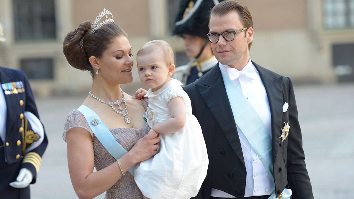 Kronprinsesse Victoria med prinsesse Estelle på armen og prins Daniel ved siden af.