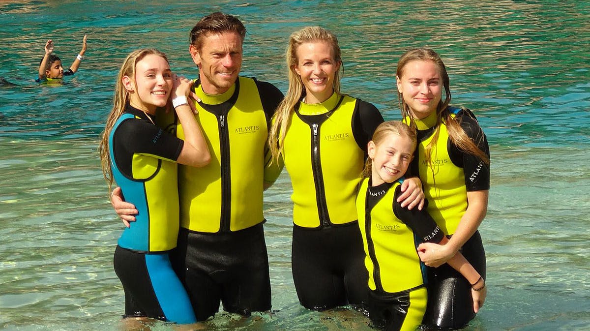 Allan Nielsen og Tina Lund sammen med pigerne i Dubai