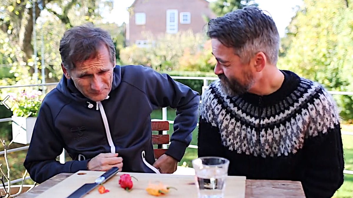 Allan Simonsen og Claus ?Wunderhits? Pilgaard spiser chili