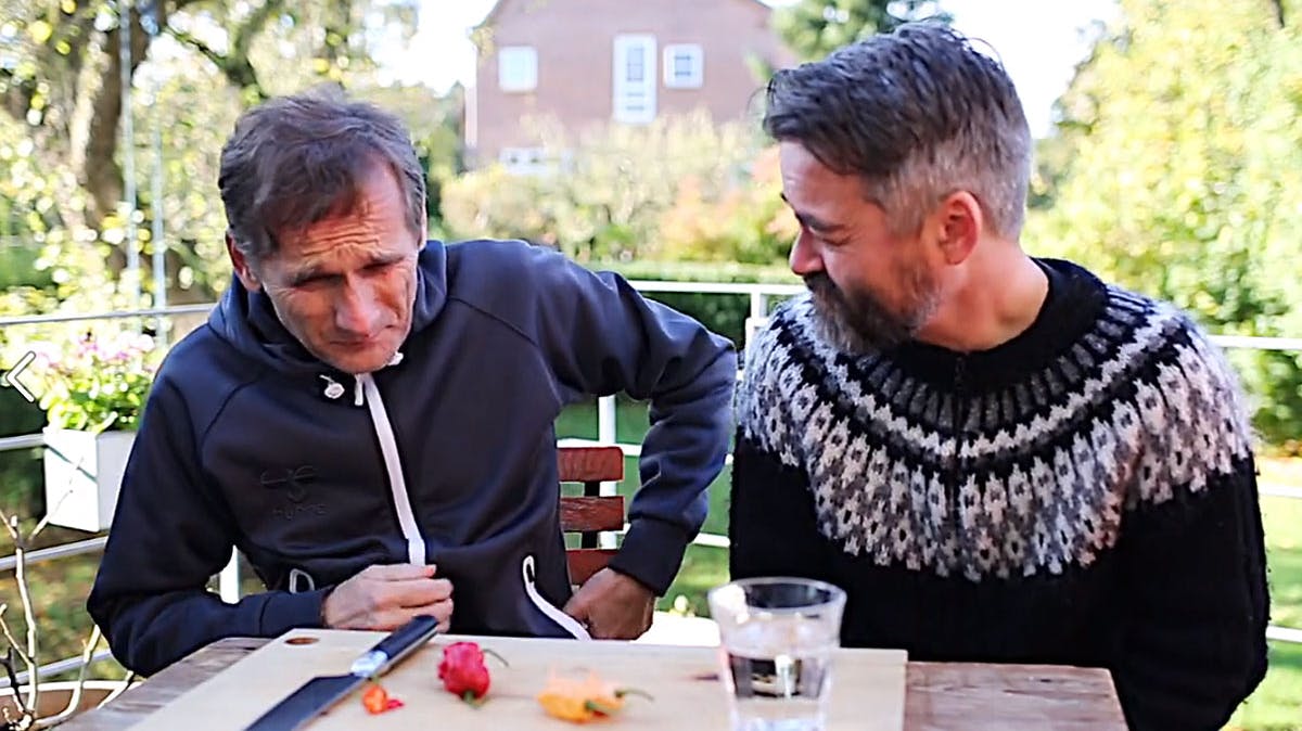 Allan Simonsen og Claus ?Wunderhits? Pilgaard spiser chili