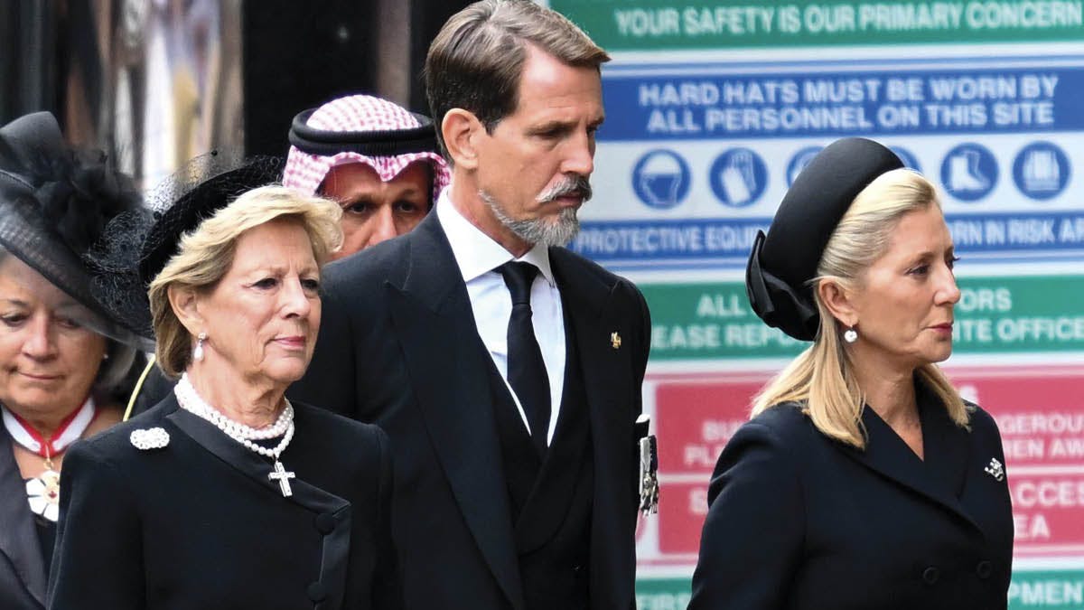 Dronning Anne-Marie, kronprins Pavlos og kronprinsesse Marie-Chantal deltager i dronning Elizabeths begravelse.