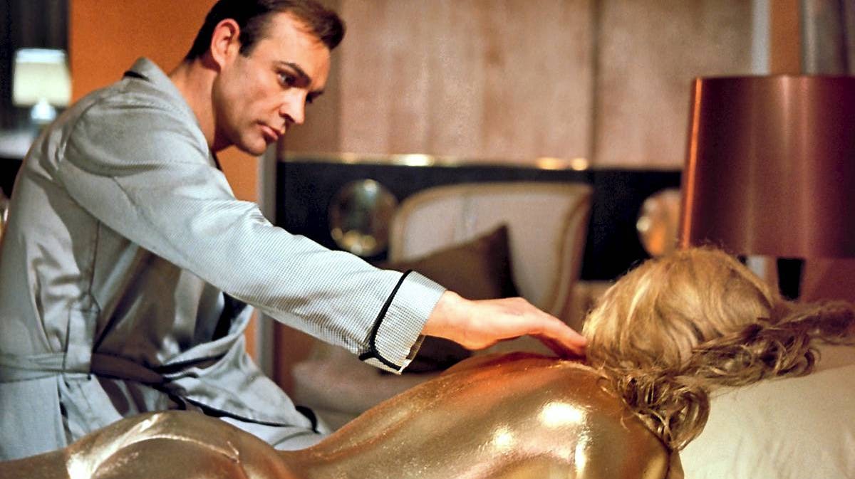Det kunne have været Joan Collins, som Sean Connery fandt indsmurt i guld.