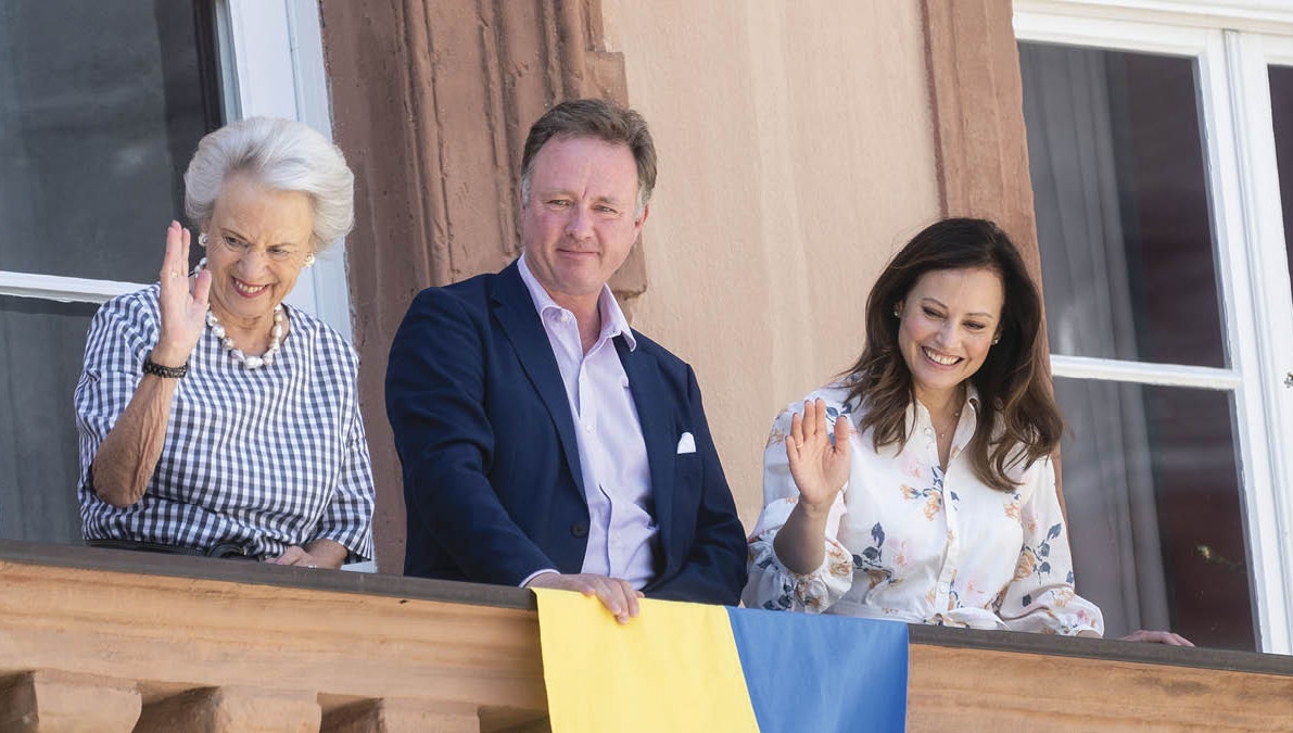 Prinsesse Benedikte, prins Gustav og prinsesse Carina på balkonen ved Skyttefesten i Berleburg 2022.