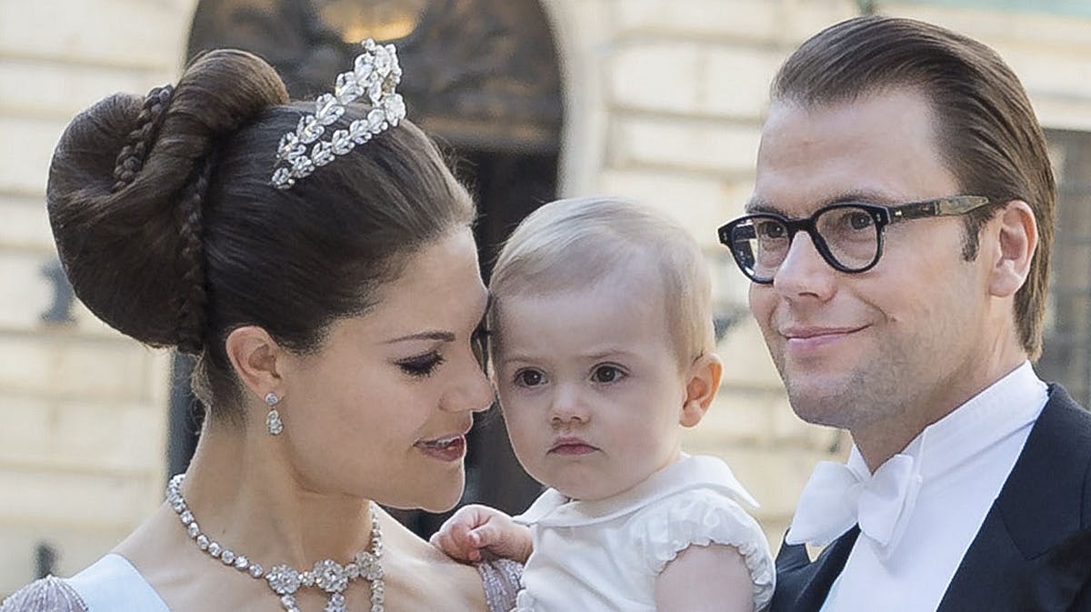 Kronprinsesse Victoria og prins Daniel havde prinsesse Estelle med til mosters bryllup i Slottskyrkan.
