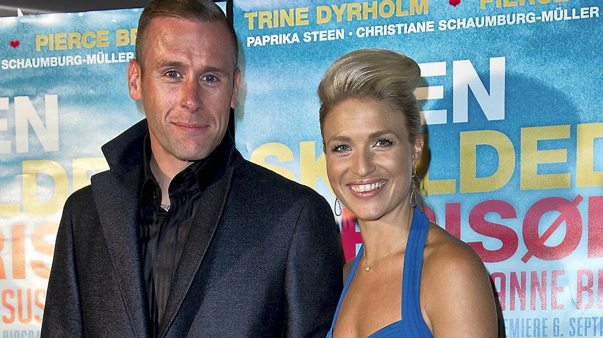 Christiane Schaumburg-müller O'connor pynter juletræ med Liam O'Connor