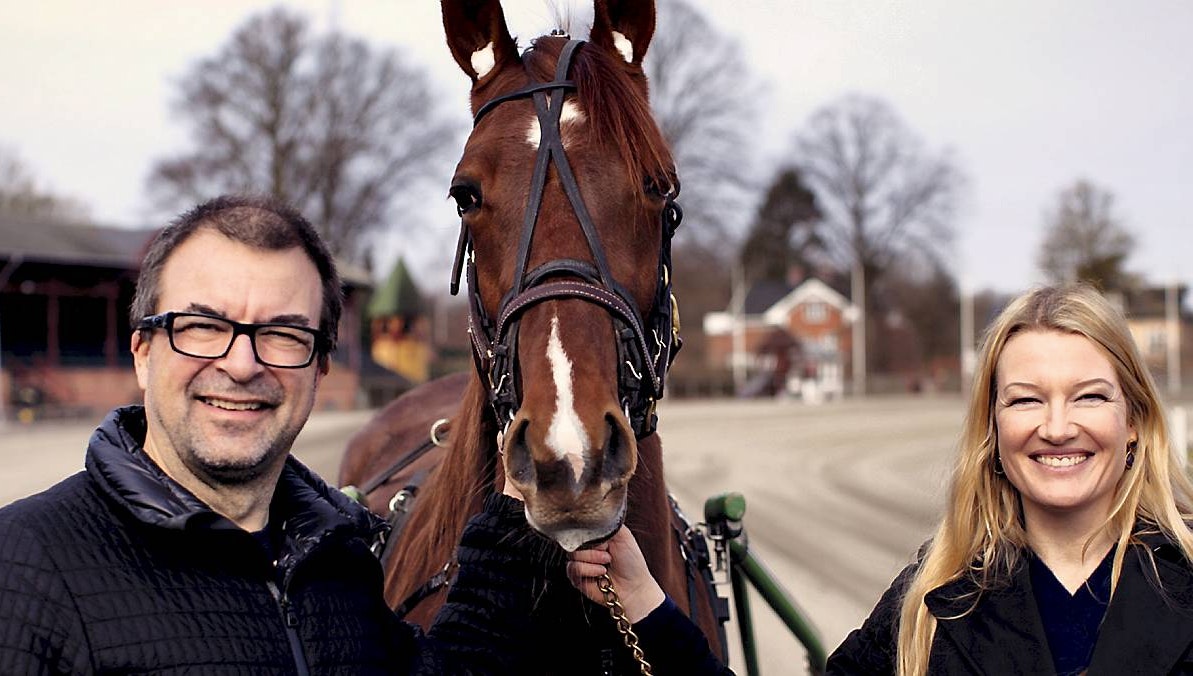 Regner Grasten med hesten, der spiller Tarok og instruktør Anne-Grethe Bjarup Riis.