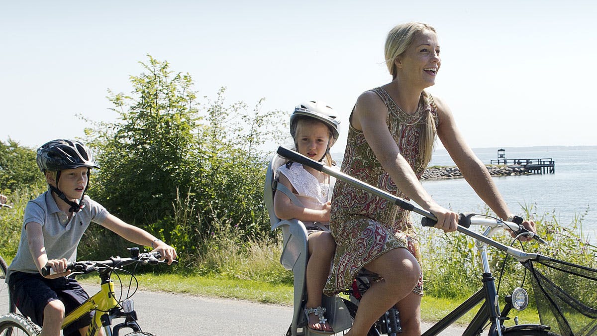 Caroline Fleming på cykel med børnene i sommeren 2012.