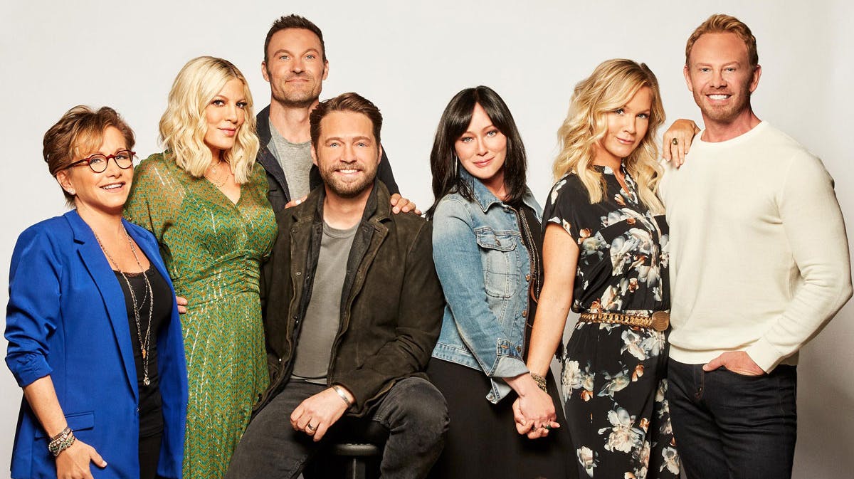 Gabrielle Carteris (Andrea), Tori Spelling (Donna), Brian Austin Green (David), Jason Priestley (Brandon), Shannen Doherty (Brenda), Jennie Garth (Kelly) og Ian Ziering (Steve).