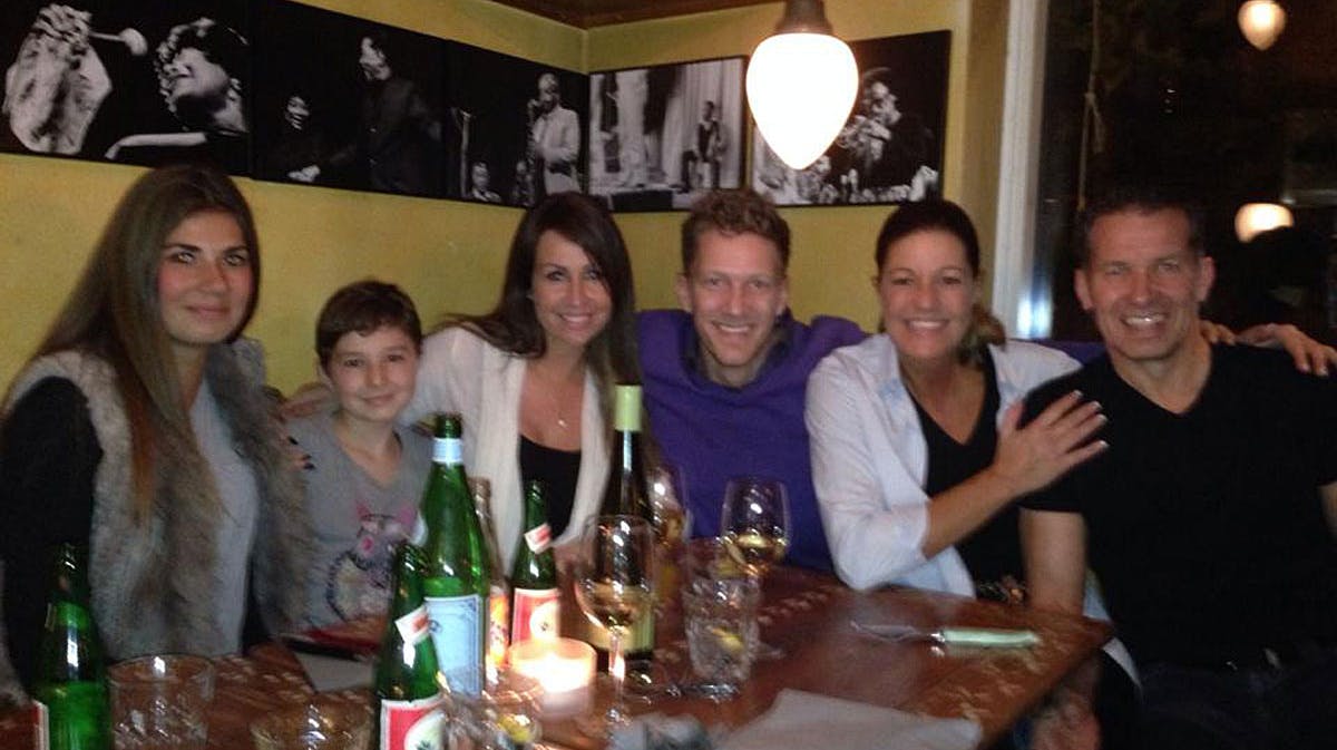 På billedet hygger fra venstre Mette Blomsterberg to døtre, Laura og Maja og ved siden af dem Joan Divine og Michael Olesen - og yderst th Mette Blomsterbergs mand, Henrik.