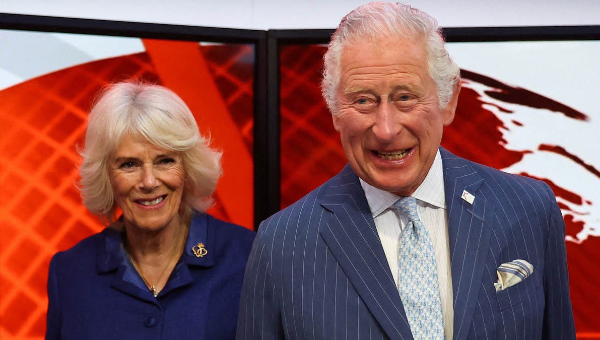 Prins Charles og hertuginde Camilla på besøg hos BBC.