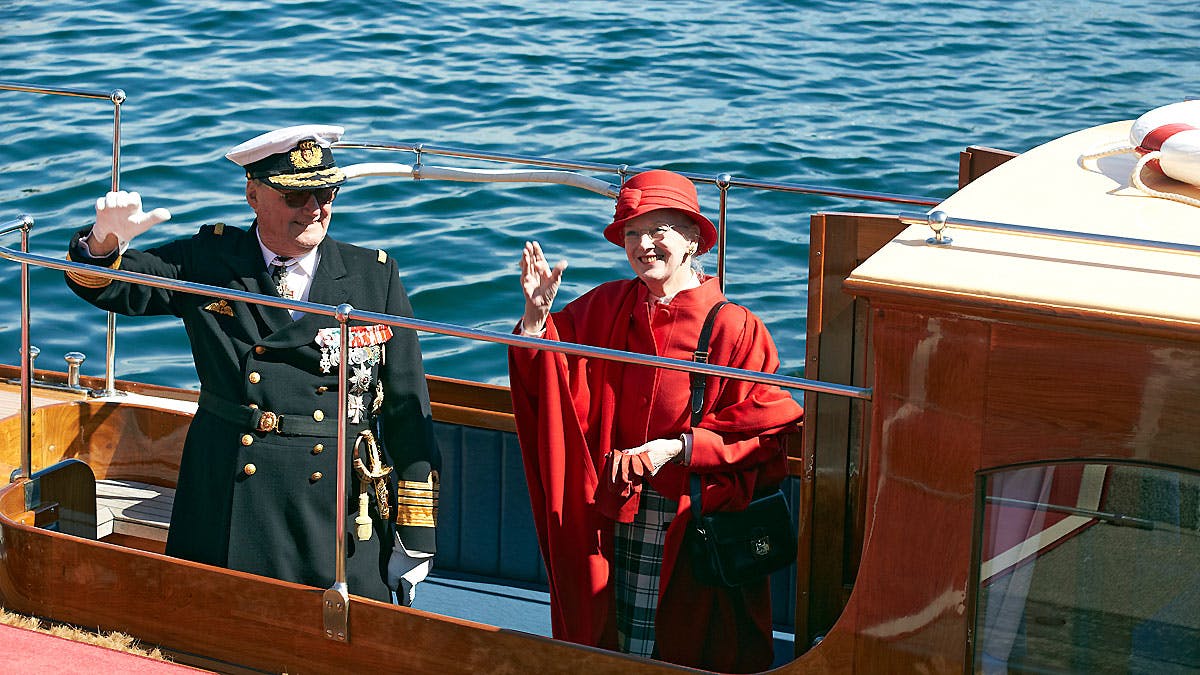 Prinsgemalen og dronningen ankommer med chalup til Københavns Havn.