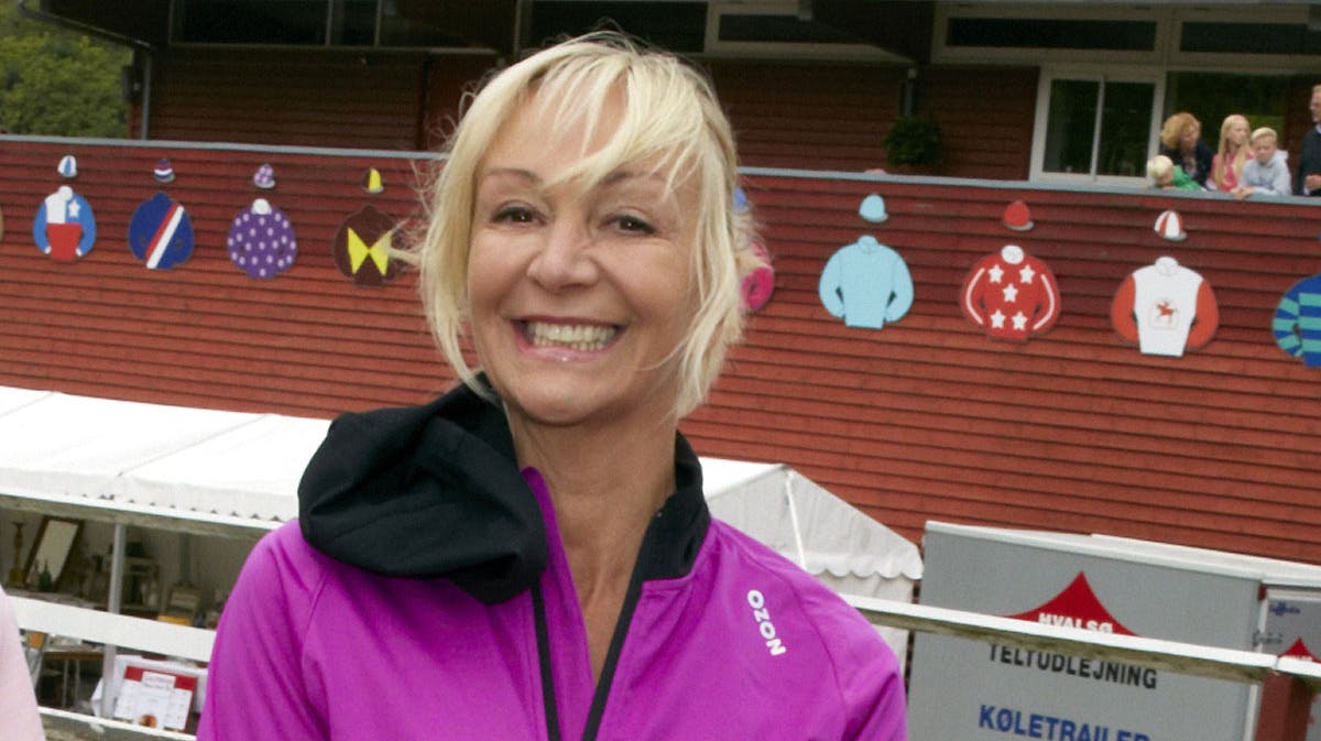 Charlotte Bircow på Klampenborg Galopbane - Støt brysterne kampagne