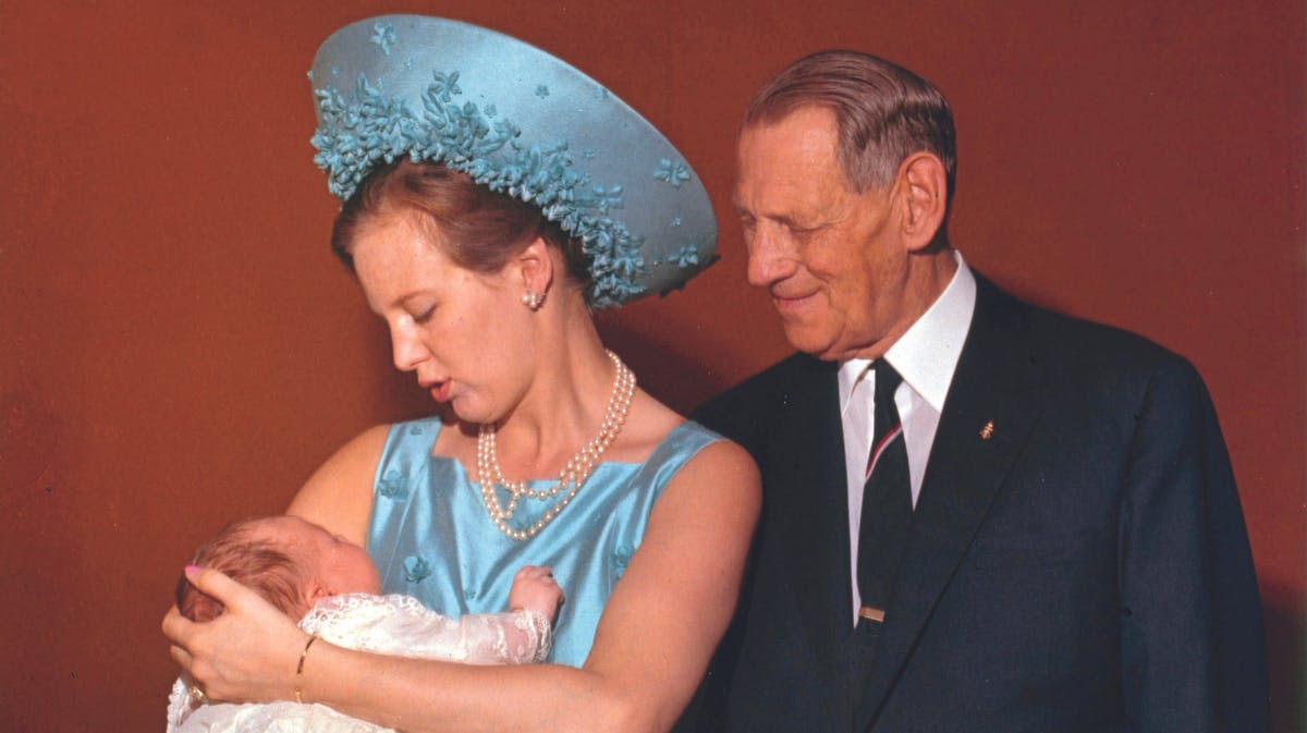 Kong Frederik der kigger ned på sit barnebarn, lille prins Frederik.&nbsp;