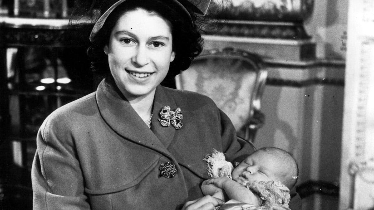 Dronning Elizabeth og prins Charles.