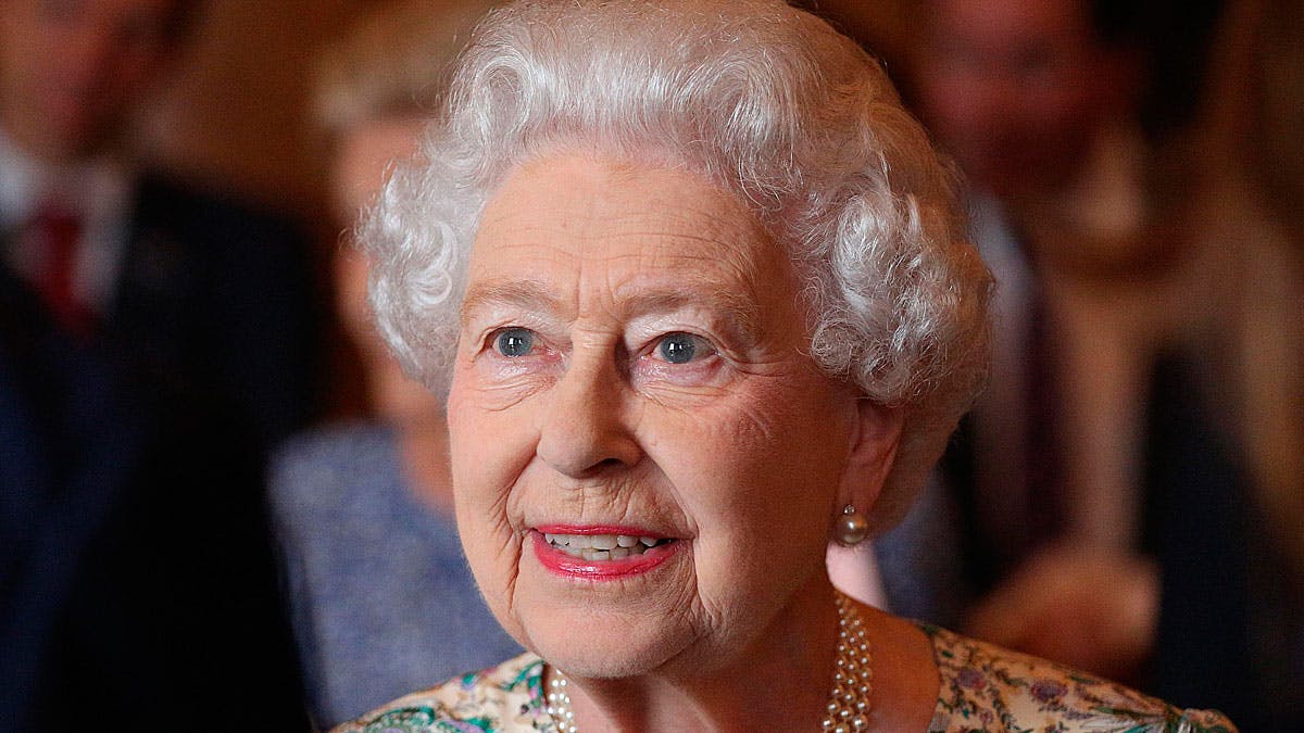 Dronning Elizabeth var ikke hjemme, da tyven lykkedes at bryde ind på Buckingham Palace i London.