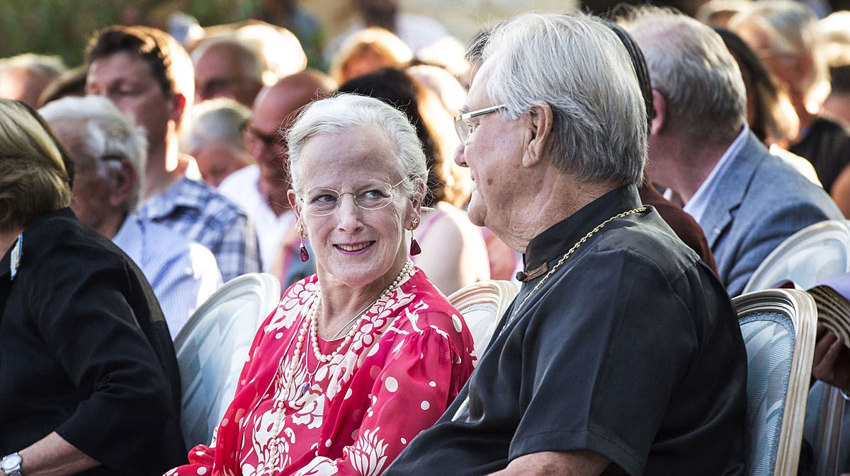 Dronning Margrethe og prins Henrik venter forventningsfuldt på at koncerten går i gang på Chateau de Cayx.