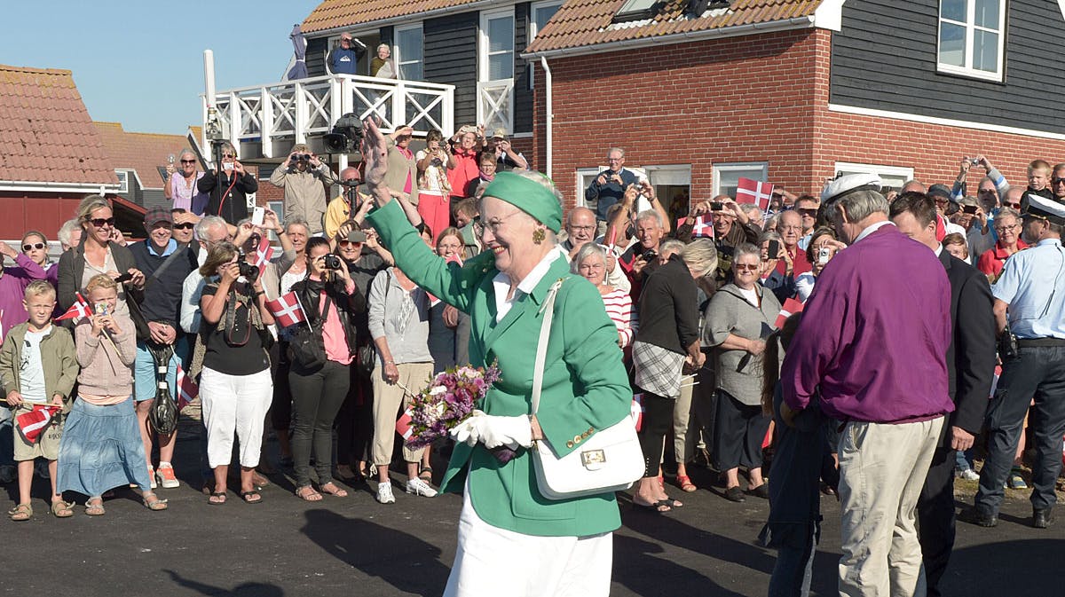 Dronning Margrethe og prinsgemalen hilser på de mange fremmødte mennesker.