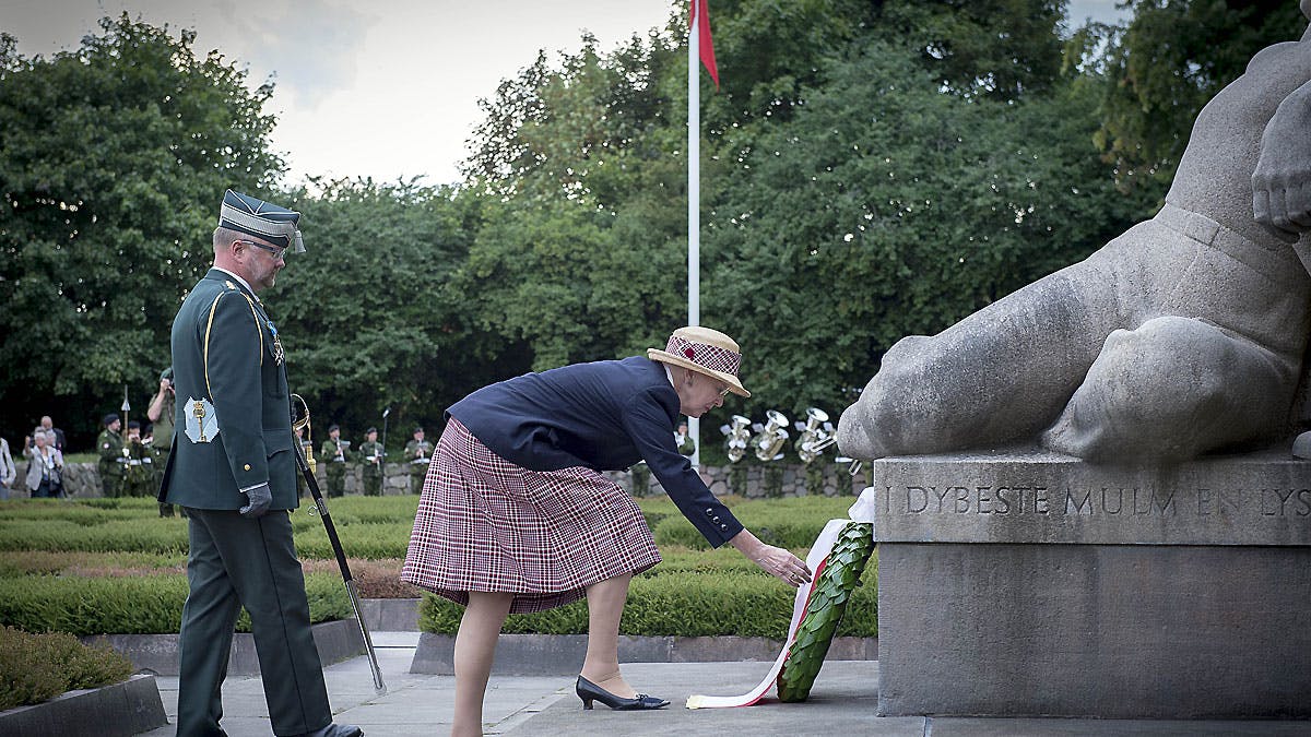 Dronning Margrethe nedlægger en krans