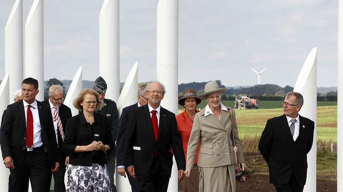 Dronning Margrethe og hendes følge ved indvielsen af Monumentområdet i Jelling.