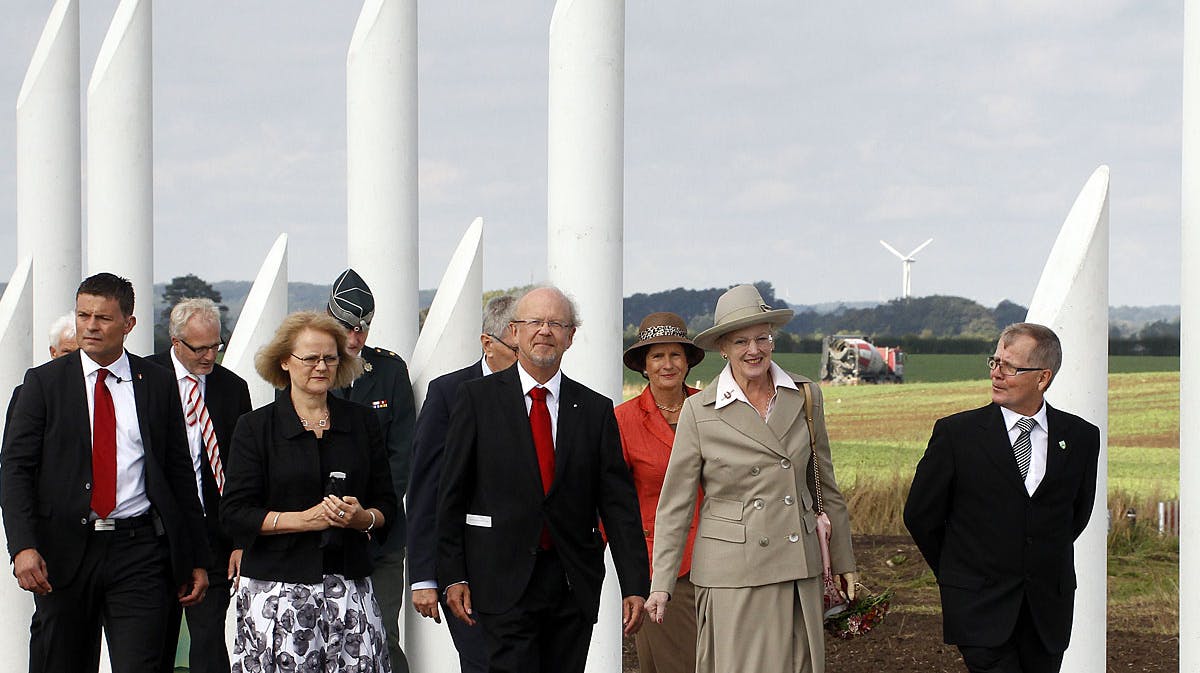 Dronning Margrethe og hendes følge ved indvielsen af Monumentområdet i Jelling.