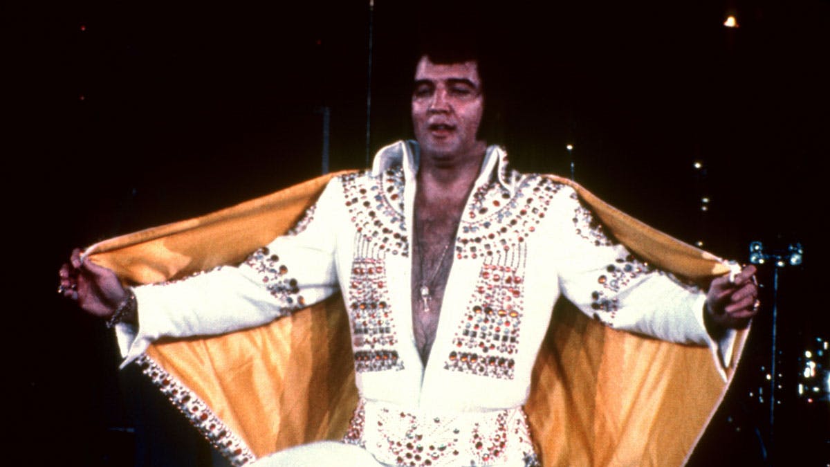 Elvis Presley under en koncert i USA i 1970'erne.