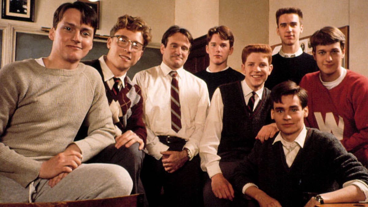 Castet fra "Døde Poeters Klub" fra 1989. Robin Williams og Ethan Hawke står midt i billedet.