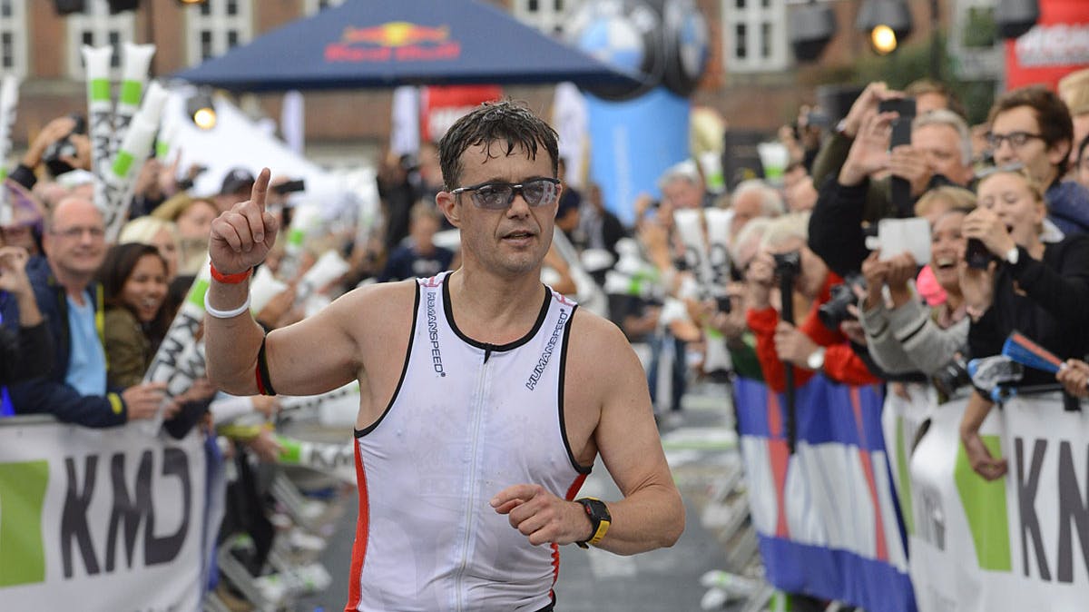 En glad, men træt, kronprins Frederik løber i mål efter sin maraton i dagens IRONMAN.