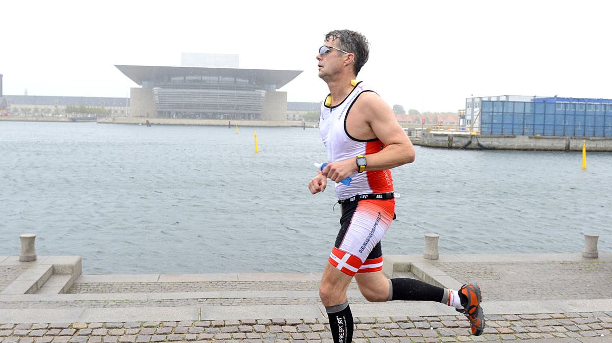 Kronprins Frederik har taget fat på sidste etape af sin IRONMAN - her løber han maraton forbi Amaliehaven med Operahuset i baggrunden.