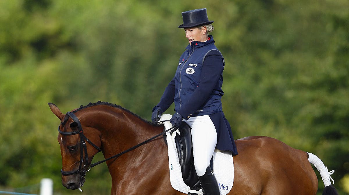 Gravid Zara Phillips rider atter rundt på sin hest
